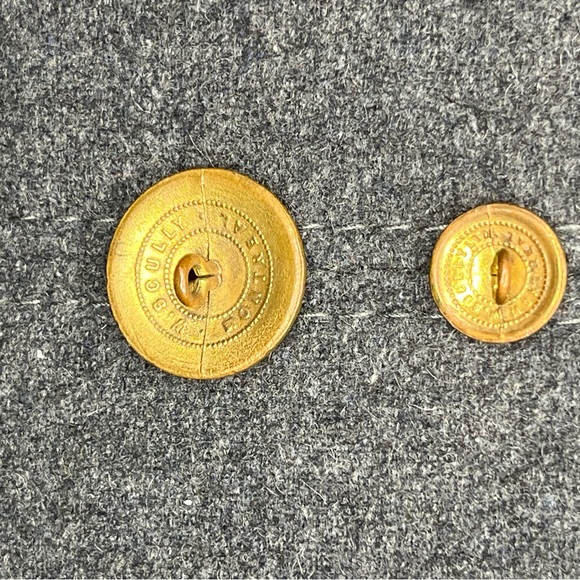 2 Customs Canada buttons vintage - Picture 3 of 10